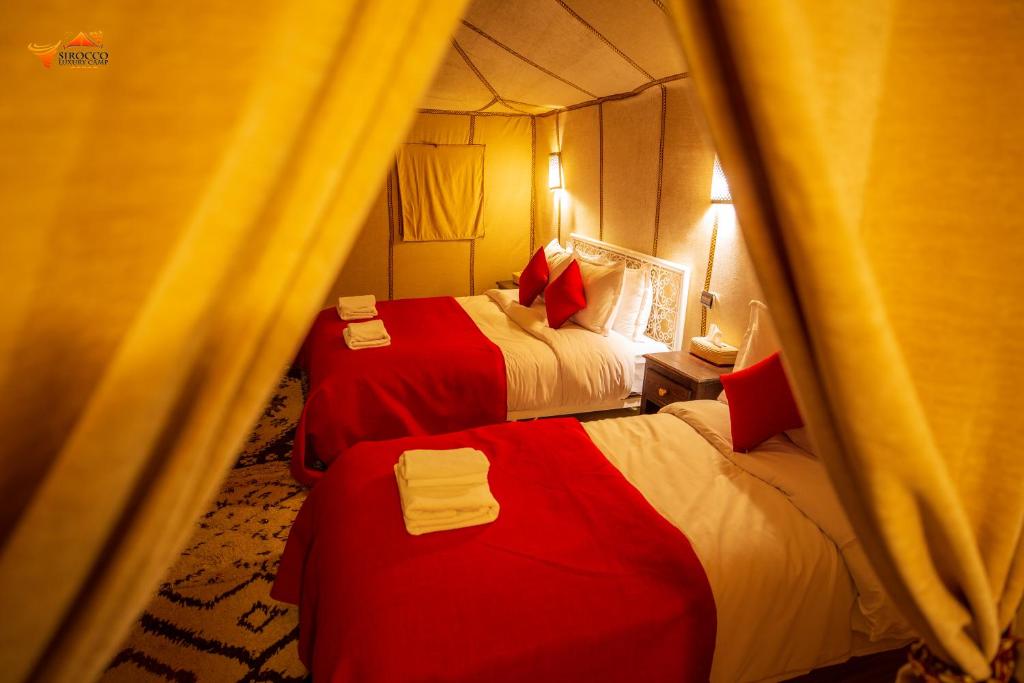Postel nebo postele na pokoji v ubytování Sirocco Luxury Camp