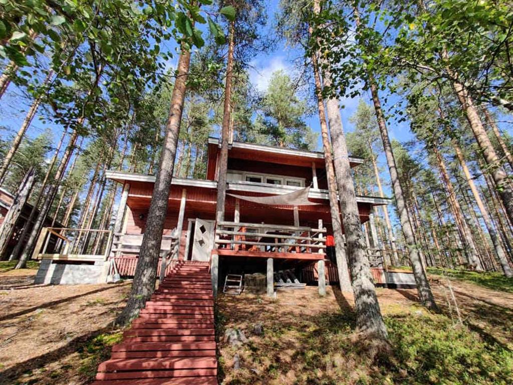 a house in the middle of the trees at Kirvesjärven Simpukka in Rokua