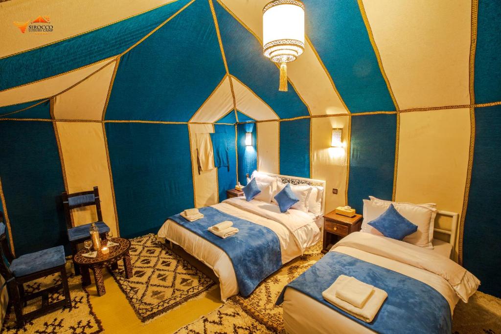 Postel nebo postele na pokoji v ubytování Sirocco Luxury Camp
