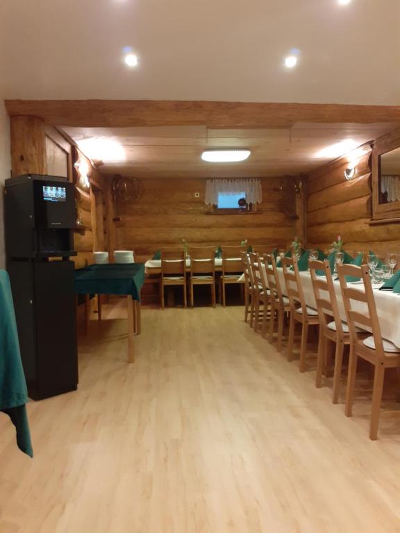 - une salle à manger avec une table et des chaises dans l'établissement Happy Big Family, à Oberried
