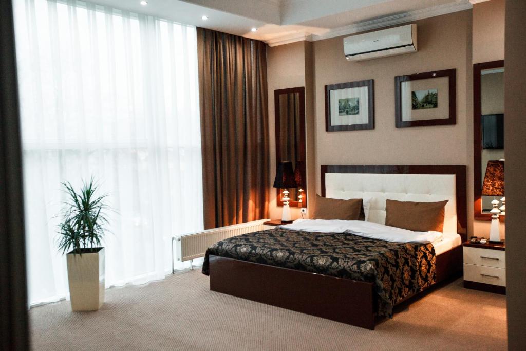 Un pat sau paturi într-o cameră la Chernivtsi Arbat