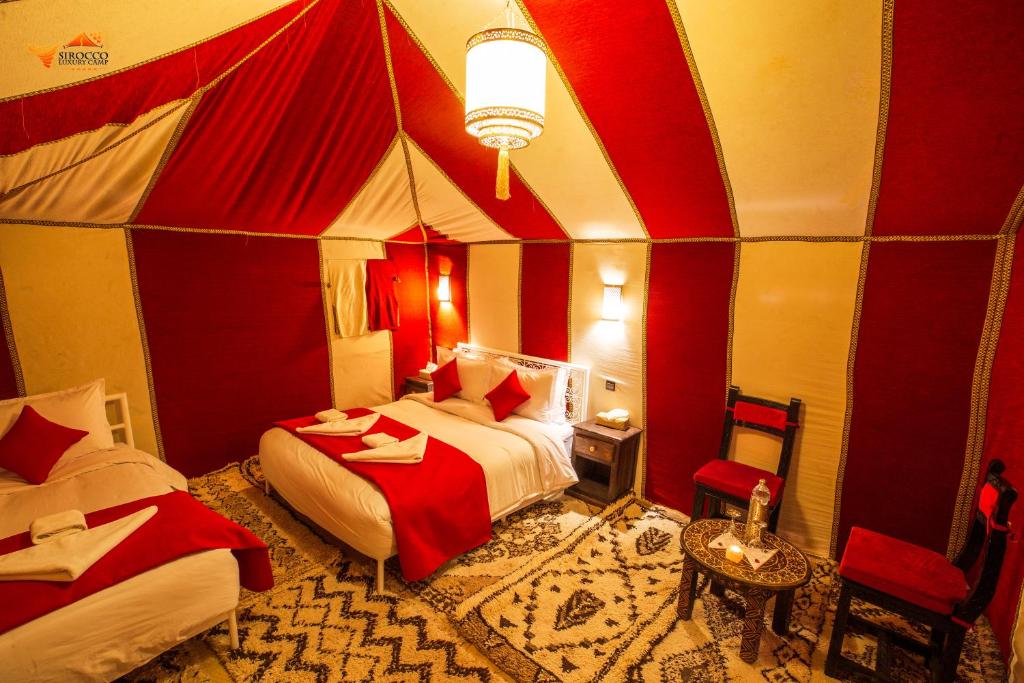 Postel nebo postele na pokoji v ubytování Sirocco Luxury Camp