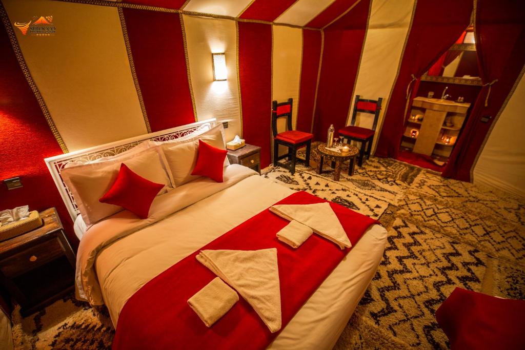 Postel nebo postele na pokoji v ubytování Sirocco Luxury Camp