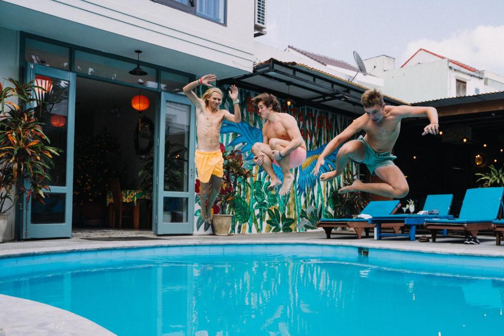 Bazén v ubytování Bed Station Hostel & Pool Bar Hội An " Former Sunflower" nebo v jeho okolí