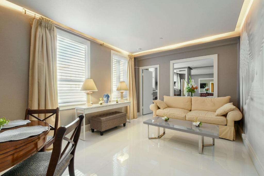sala de estar con sofá y mesa en ORCHID SUITES - Historic Palm Beach Hotel Condominium en Palm Beach