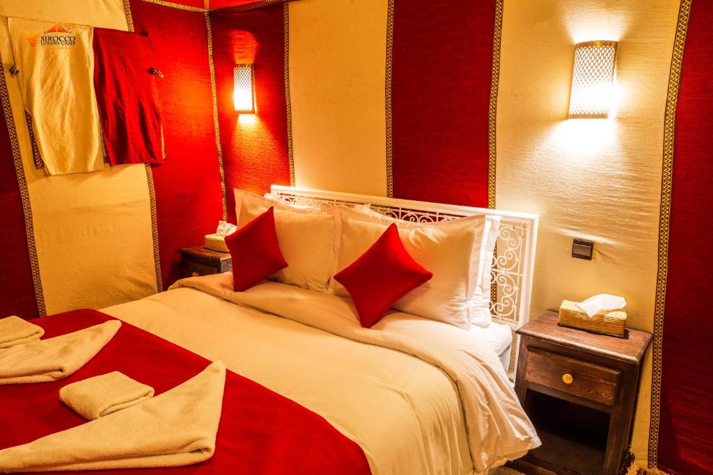 Postel nebo postele na pokoji v ubytování Sirocco Luxury Camp