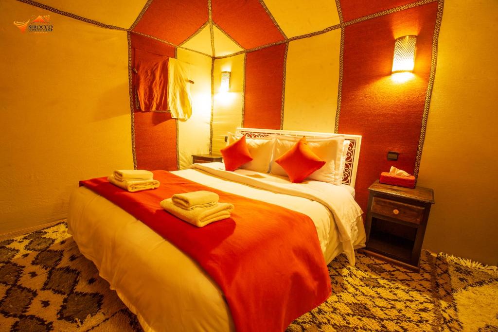 Postel nebo postele na pokoji v ubytování Sirocco Luxury Camp