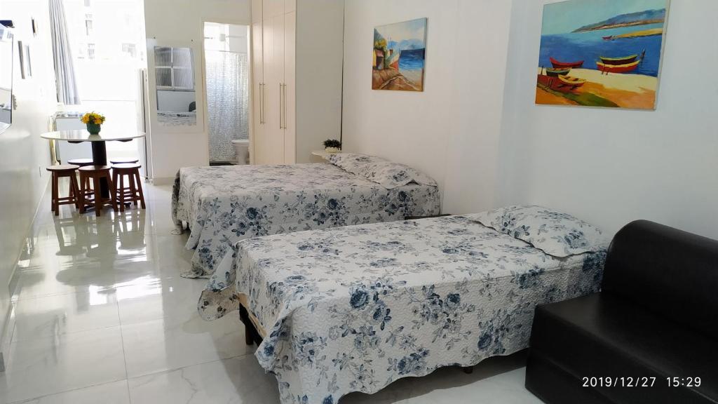 Ένα ή περισσότερα κρεβάτια σε δωμάτιο στο Quitinete Centro de Guarapari.