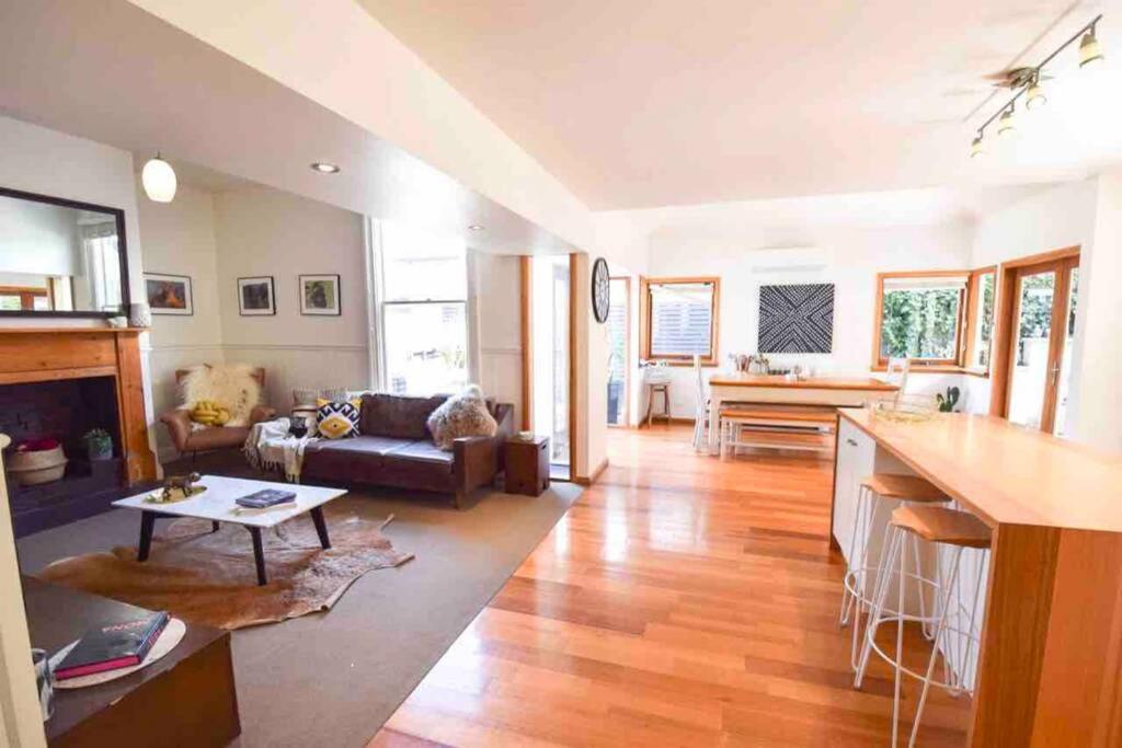 een woonkamer met een bank en een tafel bij Best Location in Hobart! Luxury 4 bedroom with stunning views in Hobart