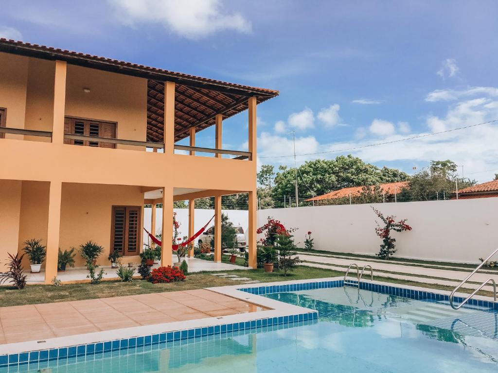 una casa con piscina frente a ella en Mansão Beberibe en Beberibe
