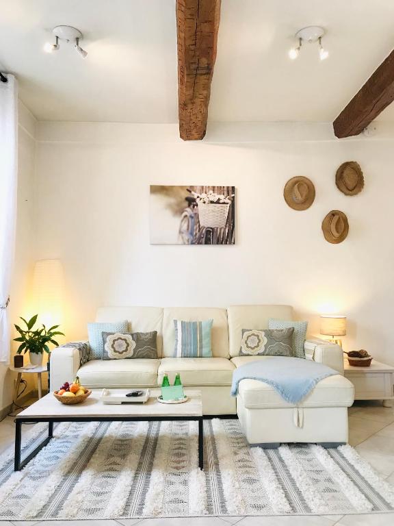 un salon avec un canapé et une table basse dans l'établissement Carousel, à Antibes