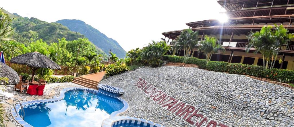 ein Resort mit einem Pool und einem Gebäude in der Unterkunft Tribal Hills Mountain Resort in Puerto Galera