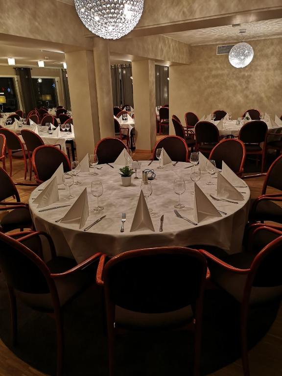 Restaurace v ubytování Hotell Åsen