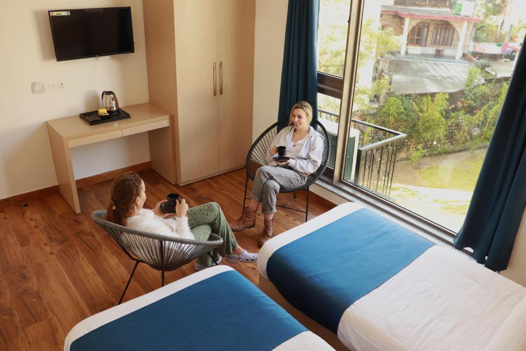 Uma televisão e/ou sistema de entretenimento em The Blue Jay Hostel - Dorms & Rooms