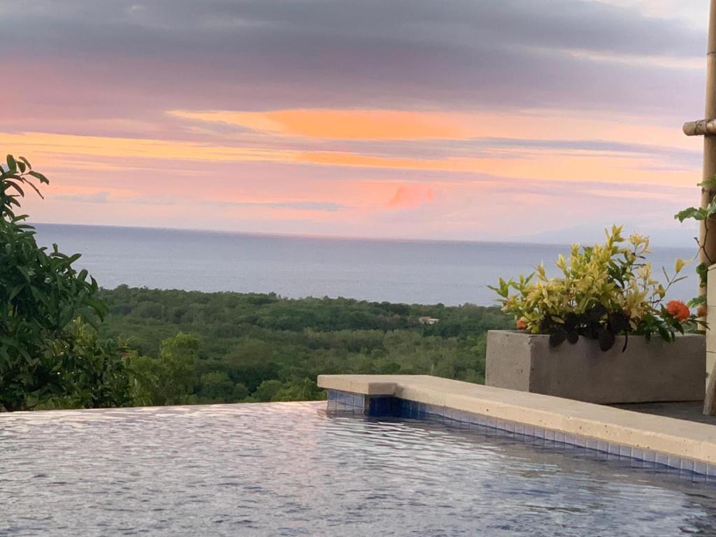 een zwembad met uitzicht op de oceaan bij Padawatu Villas in Uluwatu