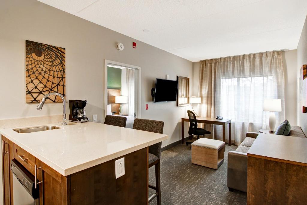 Travel Proud Staybridge Suites Toronto - Vaughan South by IHG - Suite King De Una Habitación Con Sofá Cama