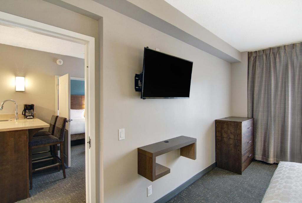 Travel Proud Staybridge Suites Toronto - Vaughan South by IHG - Suite De Dos Dormitorios Con Una Cama King, Dos Camas Queen Y Sofá Cama