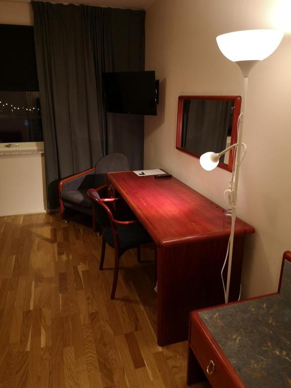 TV a/nebo společenská místnost v ubytování Hotell Åsen