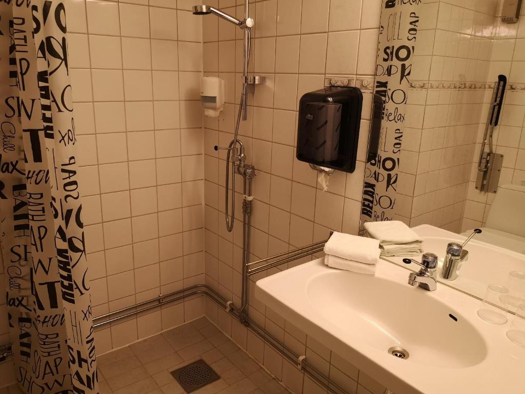 Koupelna v ubytování Hotell Åsen