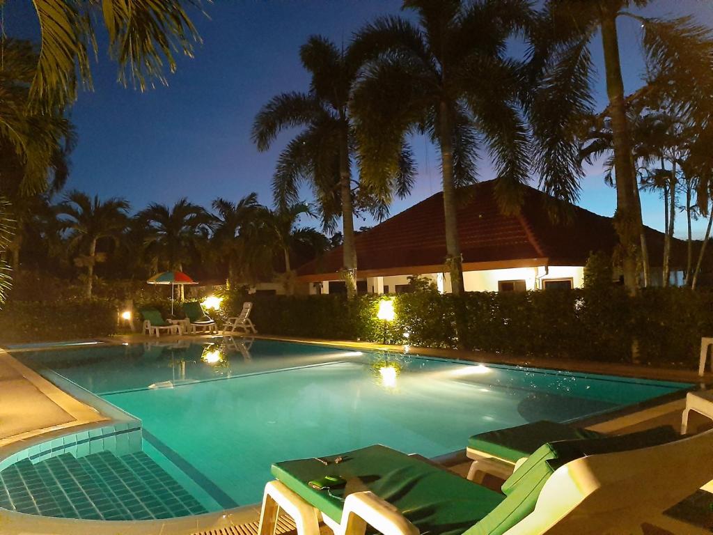 Bazén v ubytování D&K Smiley Phuket Resort nebo v jeho okolí