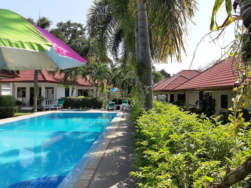 Bazén v ubytování D&K Smiley Phuket Resort nebo v jeho okolí