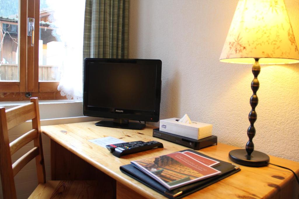 TV a/nebo společenská místnost v ubytování Hotel Roc et Neige