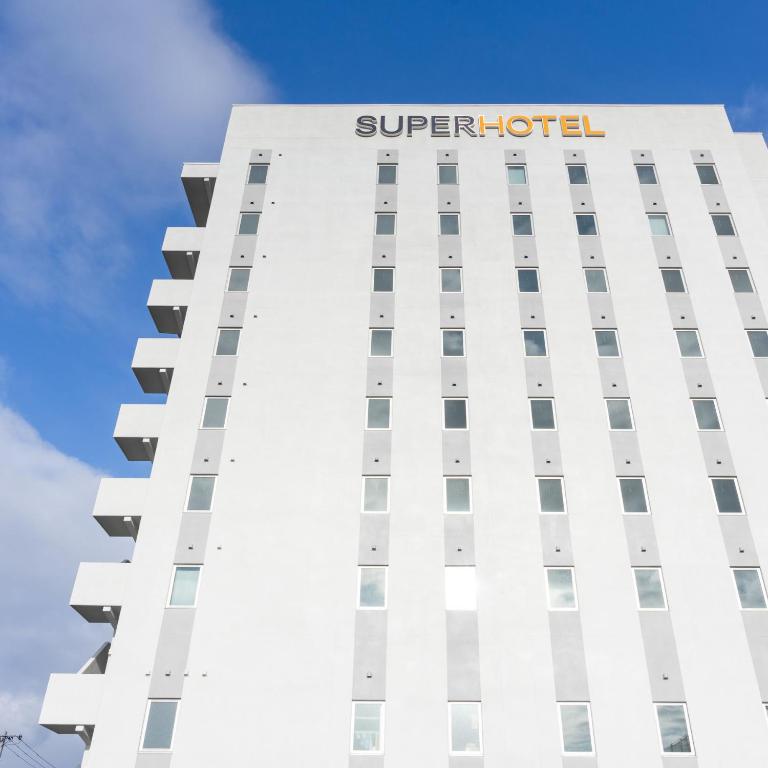 Super Hotel Joetsu Myoko-Eki Nishiguchi في جويتسو: مبنى عليه علامة فندق ممتاز