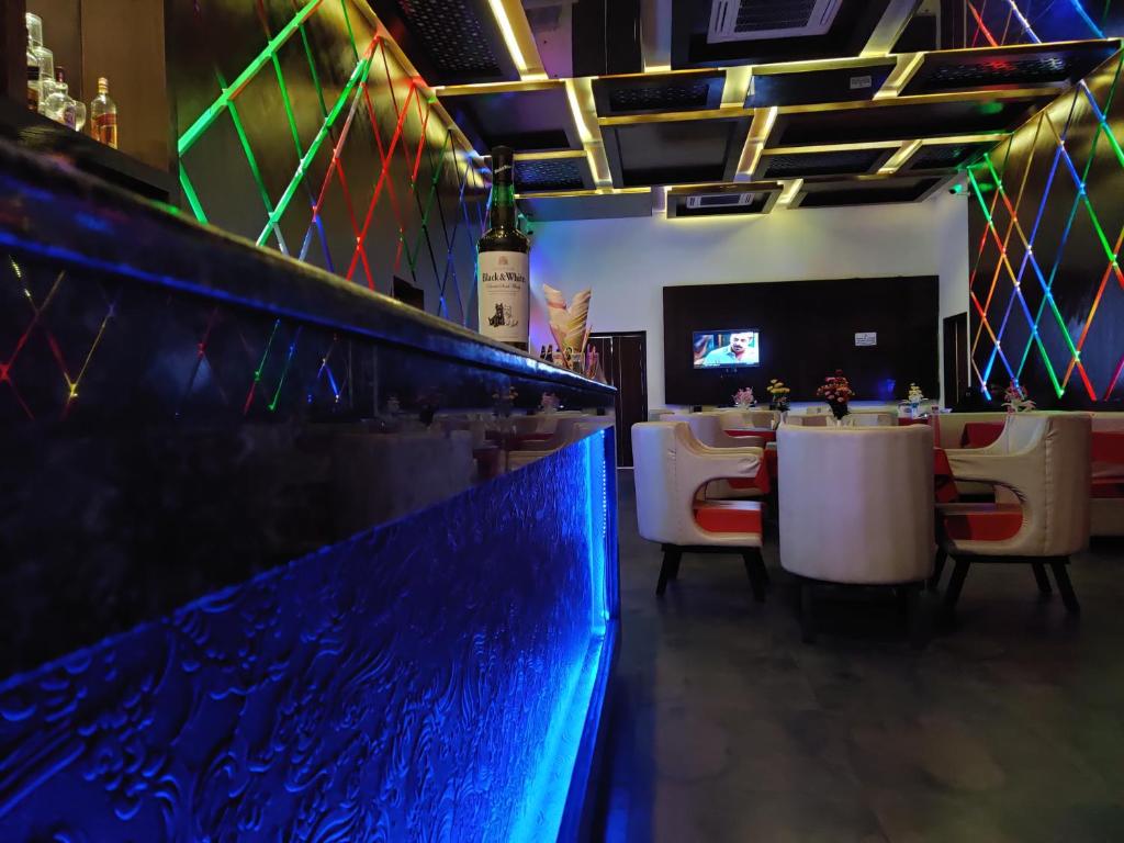TV a/nebo společenská místnost v ubytování Hotel Suktara International