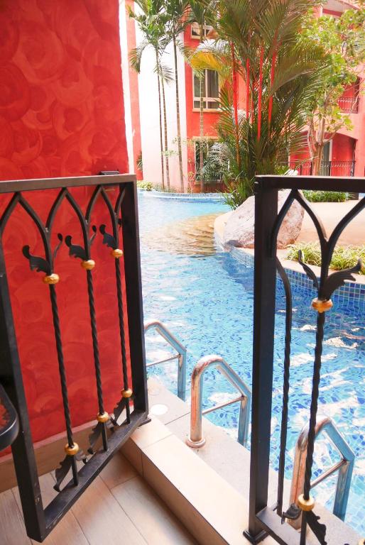 Bazén v ubytování Seven Seas Resort Pattaya & Sofa bed nebo v jeho okolí