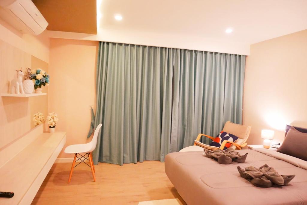 Postel nebo postele na pokoji v ubytování Seven Seas Resort Pattaya & Sofa bed