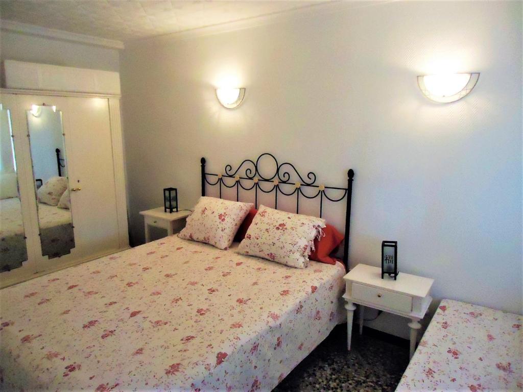 A bed or beds in a room at Castillo de Peñiscola 4/6 LEK