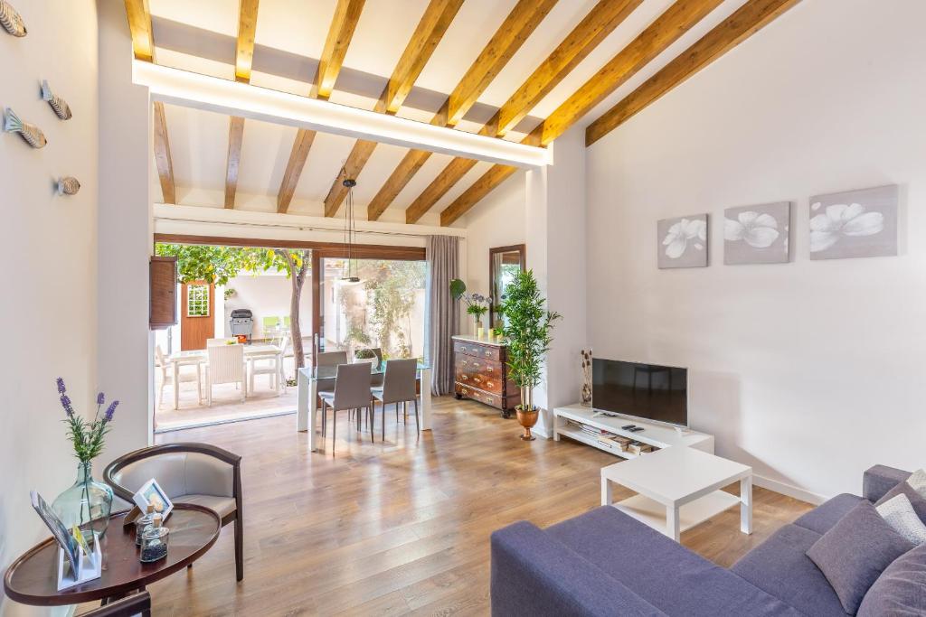 a living room with a couch and a table at Ses Bessones in Palma de Mallorca