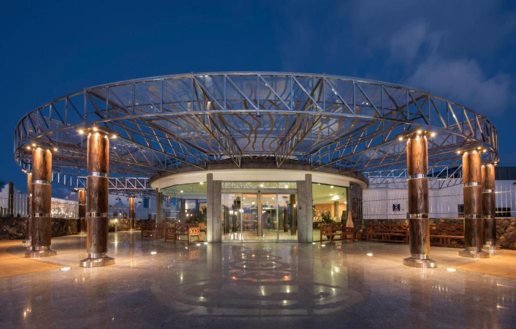 um grande edifício com uma cúpula de vidro à noite em Las Marismas de Corralejo em Corralejo