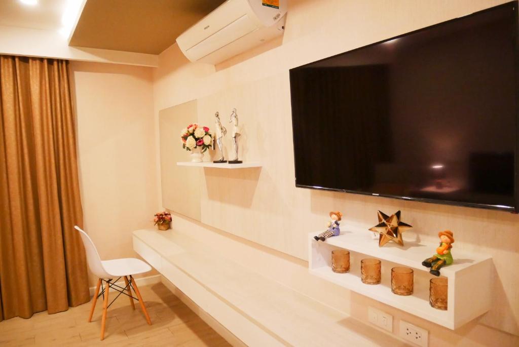 TV a/nebo společenská místnost v ubytování Seven Seas Resort Pattaya & Sofa bed