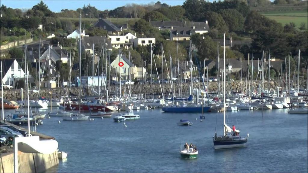 un groupe de bateaux est amarré dans un port dans l'établissement 7 rue du Lest, à Pléneuf-Val-André