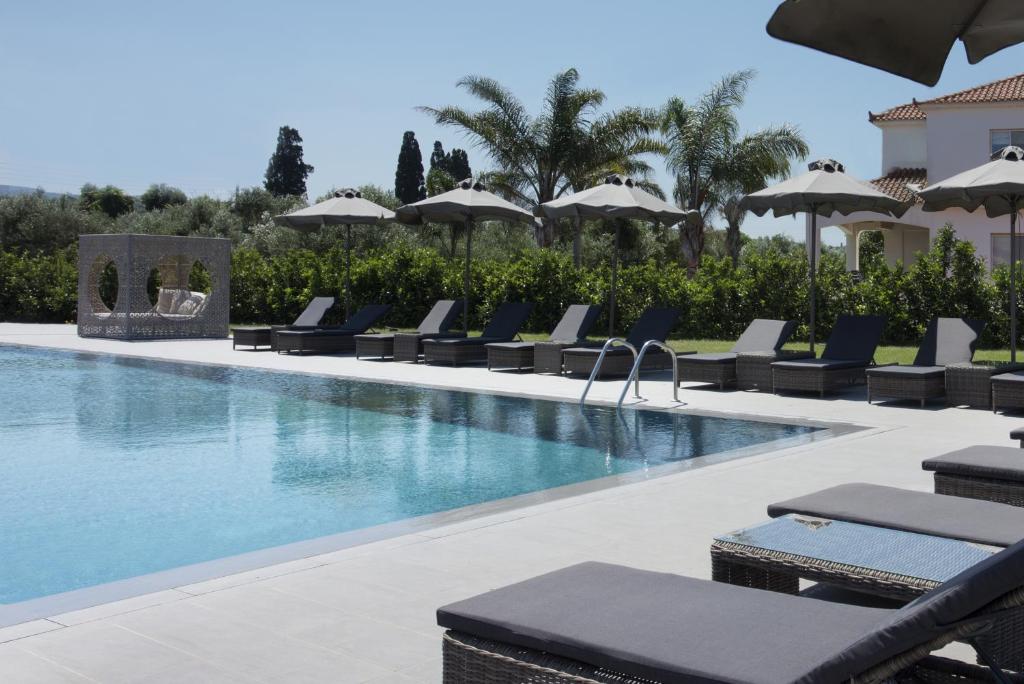 Bazén v ubytování Lagouvardos Village Hotel nebo v jeho okolí