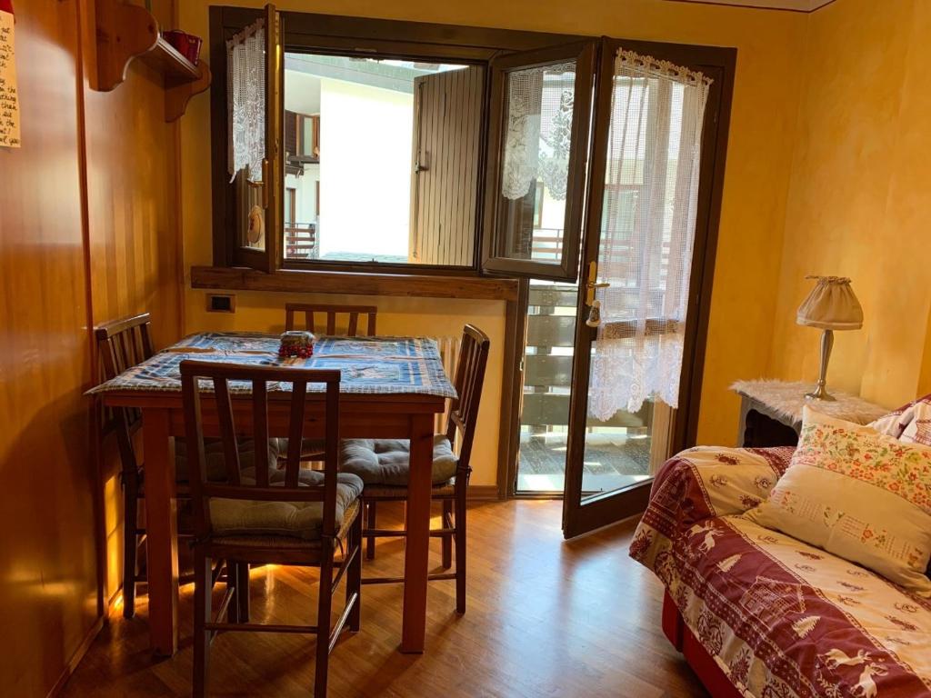 ein Esszimmer mit einem Tisch, Stühlen und einem Sofa in der Unterkunft Charme a Cervinia Downtown Ski in-Ski out in Breuil-Cervinia