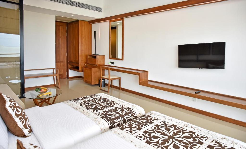 TV a/nebo společenská místnost v ubytování Goldi Sands Hotel