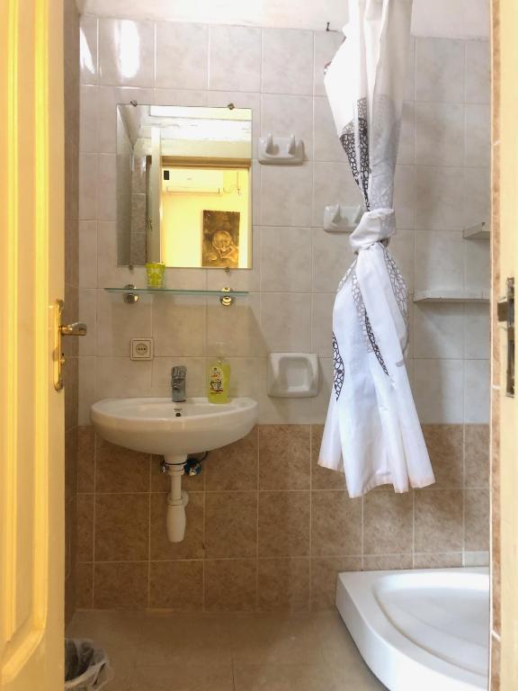 Koupelna v ubytování Gutsa Artists Mini-Hotel