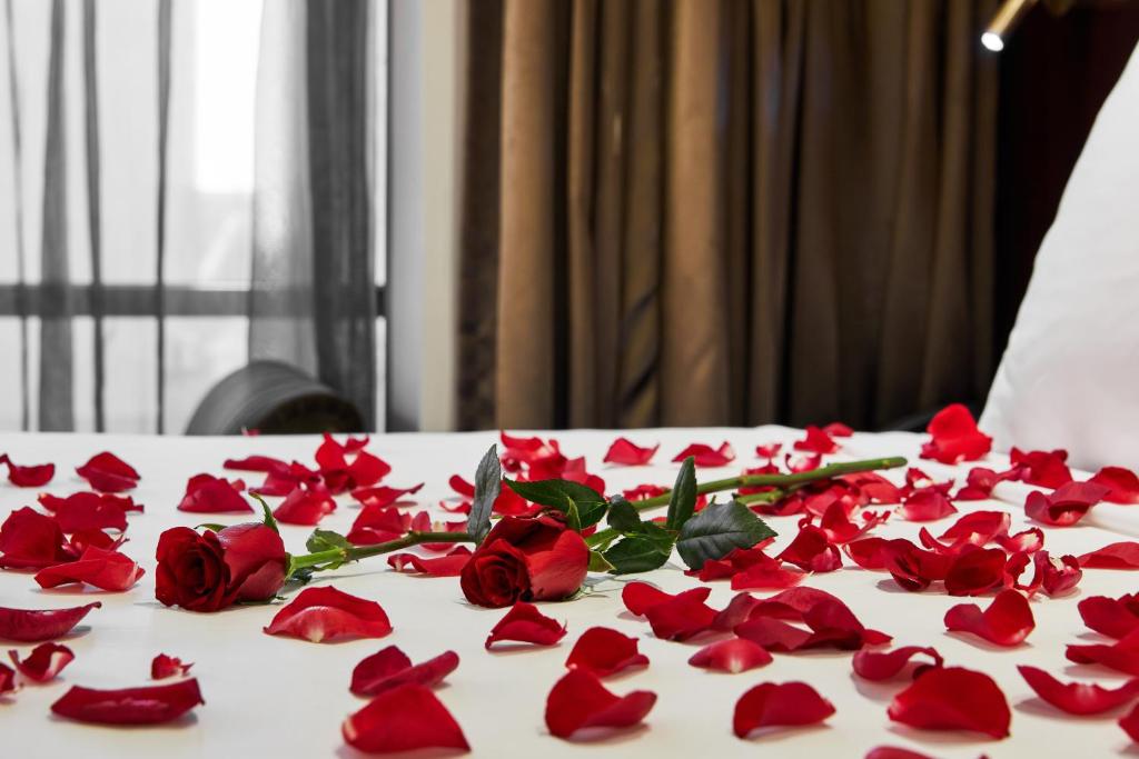 a bunch of red roses on a table at Stamford Plaza Melbourne in Melbourne