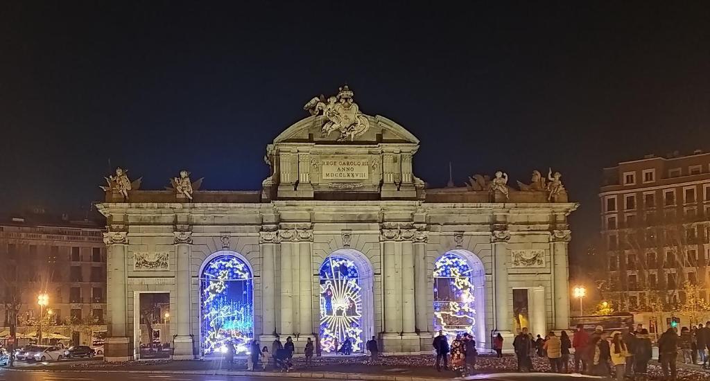 un gran edificio con luces azules por la noche en Mirador Madrid, en Madrid