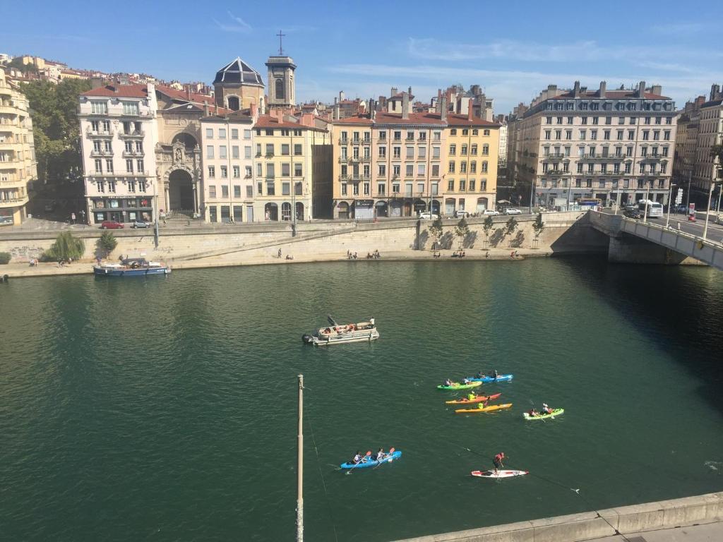 un groupe de bateaux dans une rivière d'une ville dans l'établissement La "Pépite" Du Vieux Lyon, à Lyon