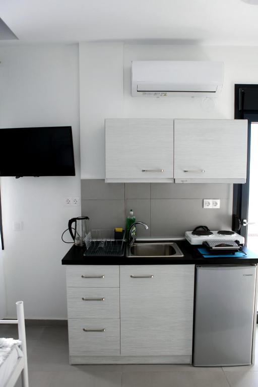 Kuchyň nebo kuchyňský kout v ubytování Bebas Apartments Nea Karvali