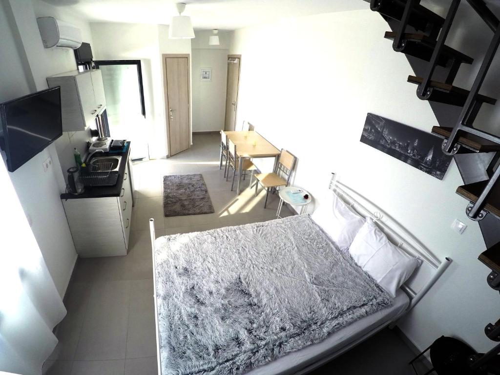 Postel nebo postele na pokoji v ubytování Bebas Apartments Nea Karvali