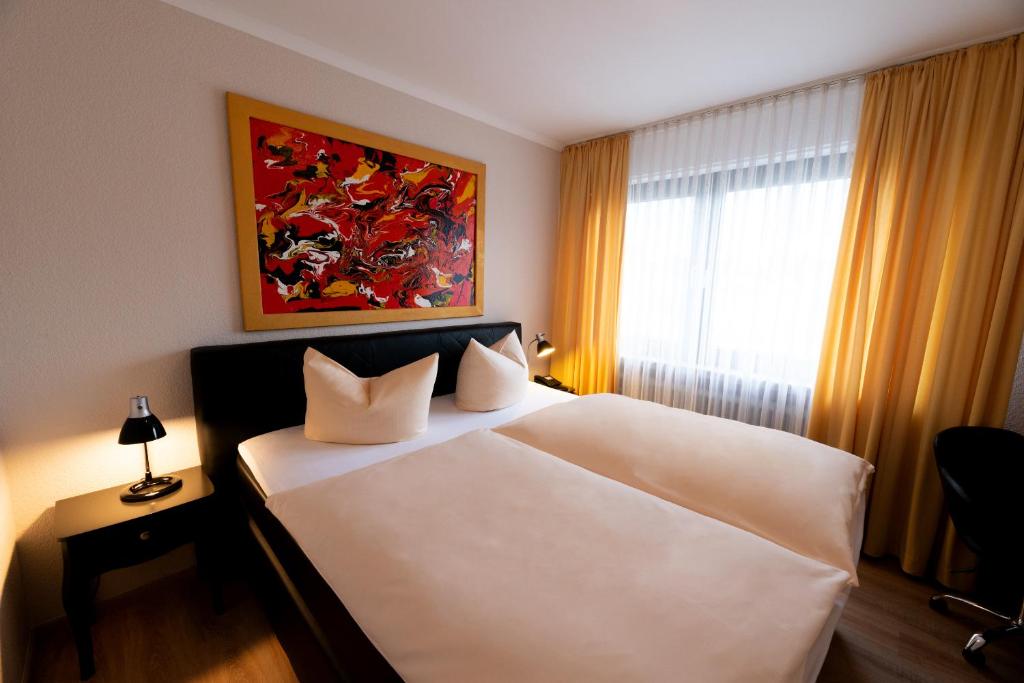 Postel nebo postele na pokoji v ubytování Hotel Garni Regent