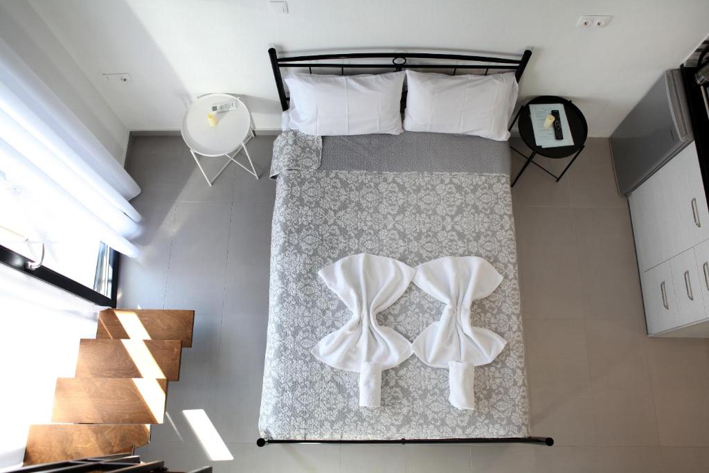 เตียงในห้องที่ Bebas Apartments Nea Karvali