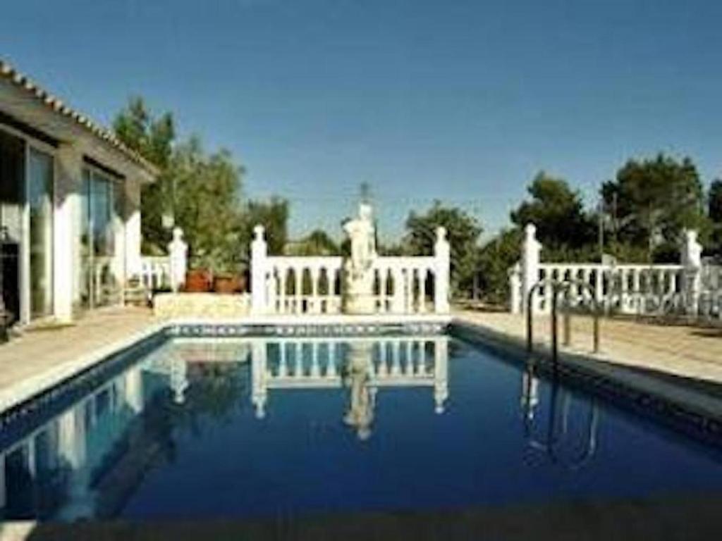 basen przed domem z białym płotem w obiekcie Private Villa with Private Pool Barrio de la Fuensanta w mieście Torre del Rame