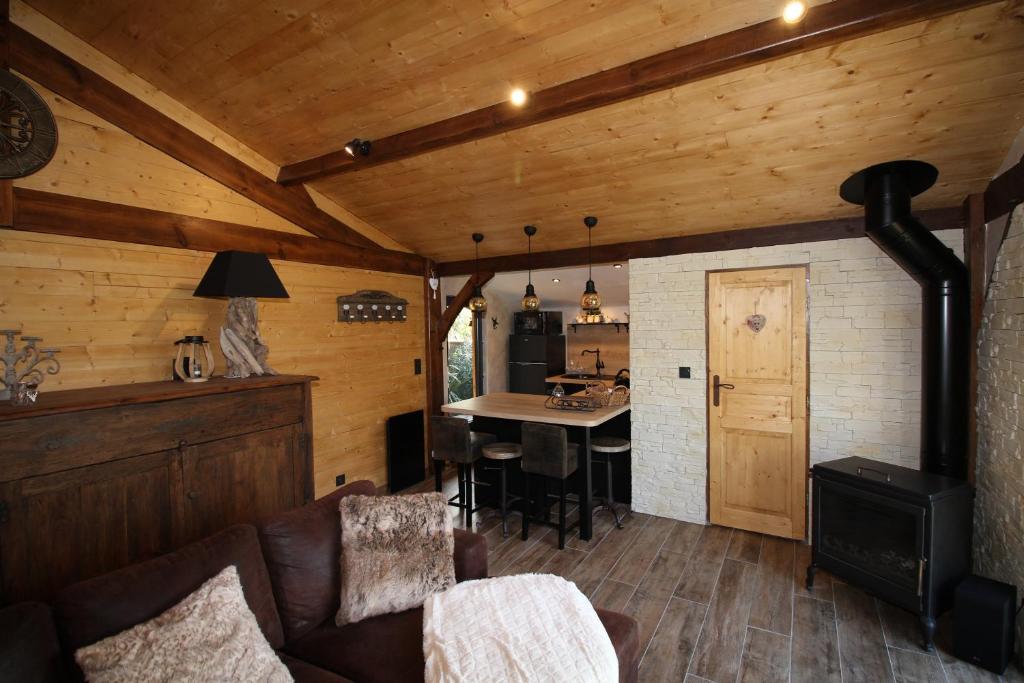 sala de estar con sofá y fogones en Chalet des 2 moutons, en Le Taillan-Médoc