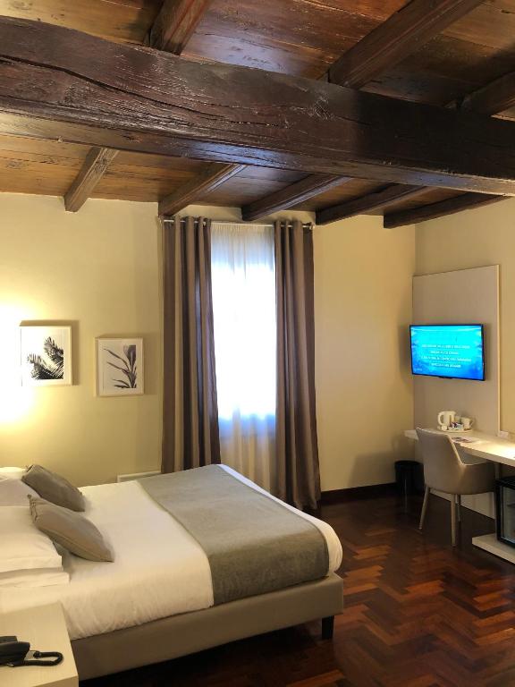 Postel nebo postele na pokoji v ubytování Hotel Boutique Antiche Mura