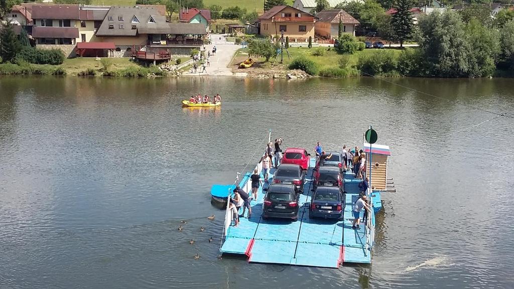 Výhled na řeku, která protéká v blízkosti prázdninového areálu